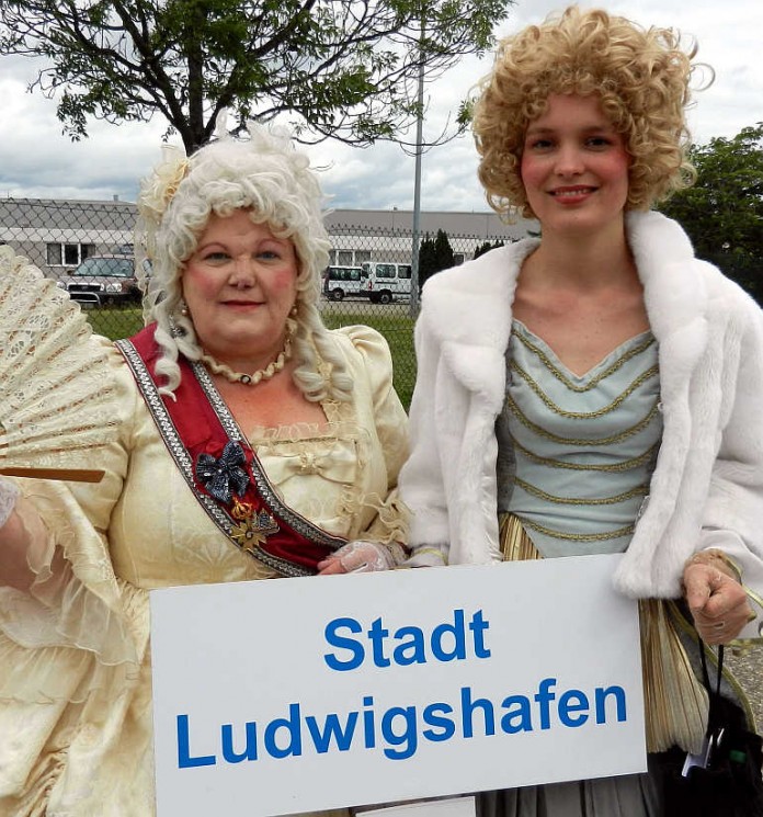 Elisabeth Augusta und Maria Amalie Auguste wurden durch Elke König und Freya verkörpert.